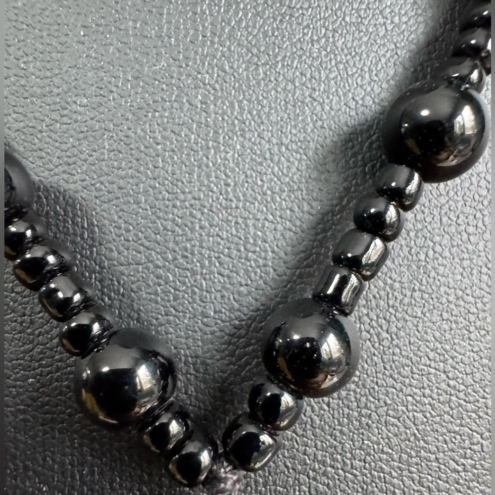 Elegant Black and Red Beaded Necklace - Picture 5 of 10